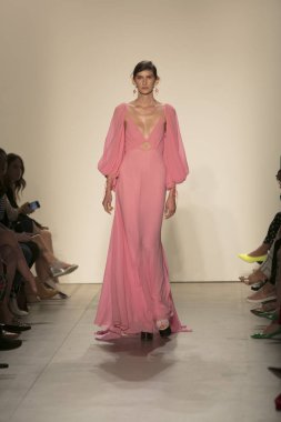 Bir modeli pist Leanne Marshall defile için New York moda hafta bahar yaz 2018 ışıklık Studios Clarkson Square New York'ta 10 Eylül 2017 Tarih boyunca yürür