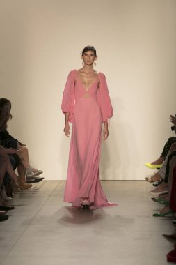 Bir modeli pist Leanne Marshall defile için New York moda hafta bahar yaz 2018 ışıklık Studios Clarkson Square New York'ta 10 Eylül 2017 Tarih boyunca yürür