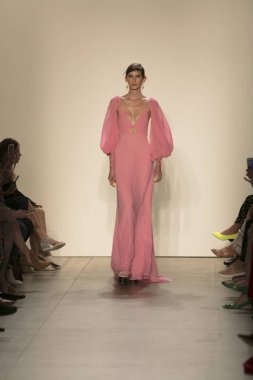 Bir modeli pist Leanne Marshall defile için New York moda hafta bahar yaz 2018 ışıklık Studios Clarkson Square New York'ta 10 Eylül 2017 Tarih boyunca yürür