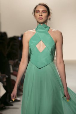 Bir modeli pist Leanne Marshall defile için New York moda hafta bahar yaz 2018 ışıklık Studios Clarkson Square New York'ta 10 Eylül 2017 Tarih boyunca yürür
