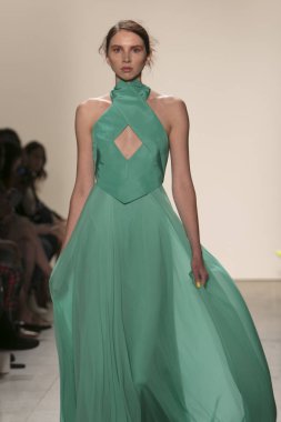 Bir modeli pist Leanne Marshall defile için New York moda hafta bahar yaz 2018 ışıklık Studios Clarkson Square New York'ta 10 Eylül 2017 Tarih boyunca yürür