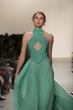 Bir modeli pist Leanne Marshall defile için New York moda hafta bahar yaz 2018 ışıklık Studios Clarkson Square New York'ta 10 Eylül 2017 Tarih boyunca yürür