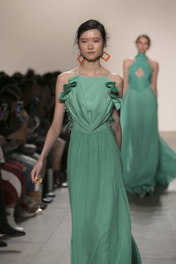 Bir modeli pist Leanne Marshall defile için New York moda hafta bahar yaz 2018 ışıklık Studios Clarkson Square New York'ta 10 Eylül 2017 Tarih boyunca yürür