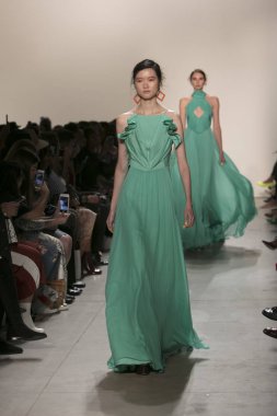 Bir modeli pist Leanne Marshall defile için New York moda hafta bahar yaz 2018 ışıklık Studios Clarkson Square New York'ta 10 Eylül 2017 Tarih boyunca yürür