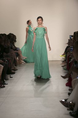 Bir modeli pist Leanne Marshall defile için New York moda hafta bahar yaz 2018 ışıklık Studios Clarkson Square New York'ta 10 Eylül 2017 Tarih boyunca yürür