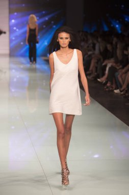Bir modeli pist Fisico sırasında Cristina Ferrari moda Show Resort 2018 koleksiyonunda Miami moda hafta 2017 Miami'de Buz Sarayı'nda 3 Haziran 2017 üzerinde yürüyor
