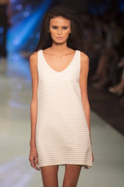 Bir modeli pist Fisico sırasında Cristina Ferrari moda Show Resort 2018 koleksiyonunda Miami moda hafta 2017 Miami'de Buz Sarayı'nda 3 Haziran 2017 üzerinde yürüyor