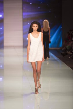 Bir modeli pist Fisico sırasında Cristina Ferrari moda Show Resort 2018 koleksiyonunda Miami moda hafta 2017 Miami'de Buz Sarayı'nda 3 Haziran 2017 üzerinde yürüyor
