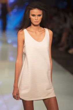 Bir modeli pist Fisico sırasında Cristina Ferrari moda Show Resort 2018 koleksiyonunda Miami moda hafta 2017 Miami'de Buz Sarayı'nda 3 Haziran 2017 üzerinde yürüyor