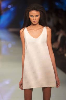Bir modeli pist Fisico sırasında Cristina Ferrari moda Show Resort 2018 koleksiyonunda Miami moda hafta 2017 Miami'de Buz Sarayı'nda 3 Haziran 2017 üzerinde yürüyor