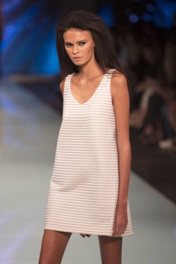 Bir modeli pist Fisico sırasında Cristina Ferrari moda Show Resort 2018 koleksiyonunda Miami moda hafta 2017 Miami'de Buz Sarayı'nda 3 Haziran 2017 üzerinde yürüyor