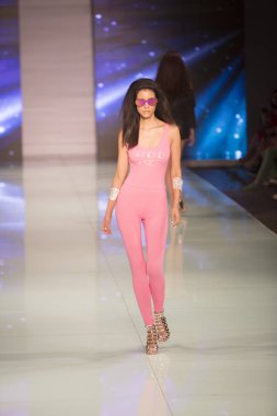 Bir modeli pist Fisico sırasında Cristina Ferrari moda Show Resort 2018 koleksiyonunda Miami moda hafta 2017 Miami'de Buz Sarayı'nda 3 Haziran 2017 üzerinde yürüyor
