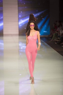 Bir modeli pist Fisico sırasında Cristina Ferrari moda Show Resort 2018 koleksiyonunda Miami moda hafta 2017 Miami'de Buz Sarayı'nda 3 Haziran 2017 üzerinde yürüyor