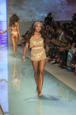 Manken üzerinde 21 Temmuz 2017 Funkshion yüzmek 2017 yılında Miami Beach sırasında Lolli Yüzme yaz 2017 defile için pist yürür