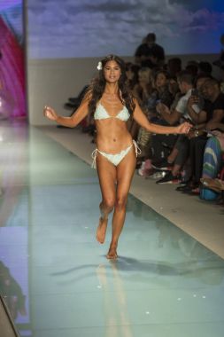 Manken üzerinde 21 Temmuz 2017 Funkshion yüzmek 2017 yılında Miami Beach sırasında Lolli Yüzme yaz 2017 defile için pist yürür