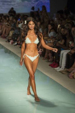 Manken üzerinde 21 Temmuz 2017 Funkshion yüzmek 2017 yılında Miami Beach sırasında Lolli Yüzme yaz 2017 defile için pist yürür