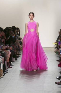 Bir modeli pist Leanne Marshall defile için New York moda hafta bahar yaz 2018 ışıklık Studios Clarkson Square New York'ta 10 Eylül 2017 Tarih boyunca yürür