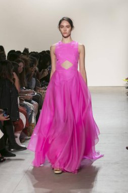 Bir modeli pist Leanne Marshall defile için New York moda hafta bahar yaz 2018 ışıklık Studios Clarkson Square New York'ta 10 Eylül 2017 Tarih boyunca yürür