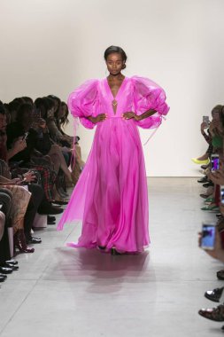 Bir modeli pist Leanne Marshall defile için New York moda hafta bahar yaz 2018 ışıklık Studios Clarkson Square New York'ta 10 Eylül 2017 Tarih boyunca yürür