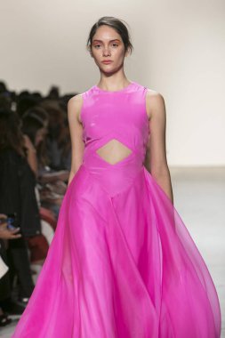 Bir modeli pist Leanne Marshall defile için New York moda hafta bahar yaz 2018 ışıklık Studios Clarkson Square New York'ta 10 Eylül 2017 Tarih boyunca yürür