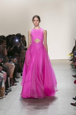 Bir modeli pist Leanne Marshall defile için New York moda hafta bahar yaz 2018 ışıklık Studios Clarkson Square New York'ta 10 Eylül 2017 Tarih boyunca yürür