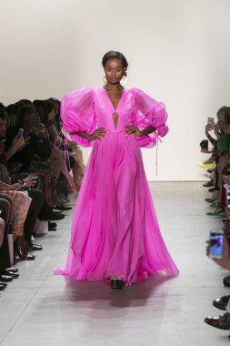 Bir modeli pist Leanne Marshall defile için New York moda hafta bahar yaz 2018 ışıklık Studios Clarkson Square New York'ta 10 Eylül 2017 Tarih boyunca yürür