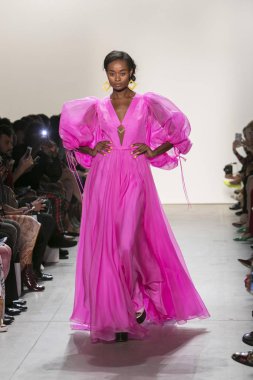 Bir modeli pist Leanne Marshall defile için New York moda hafta bahar yaz 2018 ışıklık Studios Clarkson Square New York'ta 10 Eylül 2017 Tarih boyunca yürür