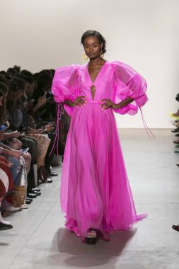 Bir modeli pist Leanne Marshall defile için New York moda hafta bahar yaz 2018 ışıklık Studios Clarkson Square New York'ta 10 Eylül 2017 Tarih boyunca yürür