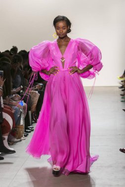 Bir modeli pist Leanne Marshall defile için New York moda hafta bahar yaz 2018 ışıklık Studios Clarkson Square New York'ta 10 Eylül 2017 Tarih boyunca yürür