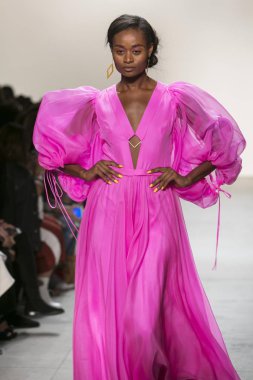 Bir modeli pist Leanne Marshall defile için New York moda hafta bahar yaz 2018 ışıklık Studios Clarkson Square New York'ta 10 Eylül 2017 Tarih boyunca yürür