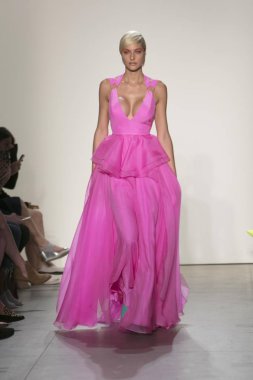 Bir modeli pist Leanne Marshall defile için New York moda hafta bahar yaz 2018 ışıklık Studios Clarkson Square New York'ta 10 Eylül 2017 Tarih boyunca yürür