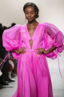 Bir modeli pist Leanne Marshall defile için New York moda hafta bahar yaz 2018 ışıklık Studios Clarkson Square New York'ta 10 Eylül 2017 Tarih boyunca yürür