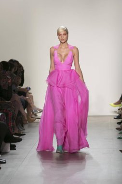 Bir modeli pist Leanne Marshall defile için New York moda hafta bahar yaz 2018 ışıklık Studios Clarkson Square New York'ta 10 Eylül 2017 Tarih boyunca yürür