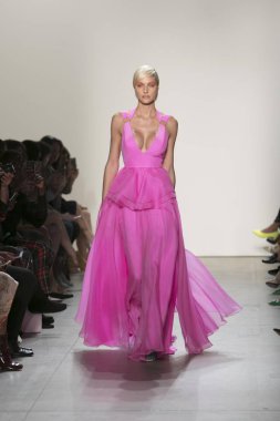 Bir modeli pist Leanne Marshall defile için New York moda hafta bahar yaz 2018 ışıklık Studios Clarkson Square New York'ta 10 Eylül 2017 Tarih boyunca yürür