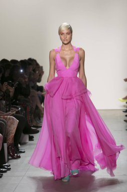 Bir modeli pist Leanne Marshall defile için New York moda hafta bahar yaz 2018 ışıklık Studios Clarkson Square New York'ta 10 Eylül 2017 Tarih boyunca yürür