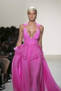 Bir modeli pist Leanne Marshall defile için New York moda hafta bahar yaz 2018 ışıklık Studios Clarkson Square New York'ta 10 Eylül 2017 Tarih boyunca yürür