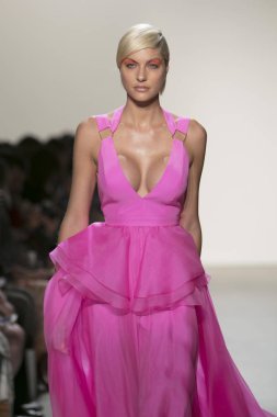 Bir modeli pist Leanne Marshall defile için New York moda hafta bahar yaz 2018 ışıklık Studios Clarkson Square New York'ta 10 Eylül 2017 Tarih boyunca yürür