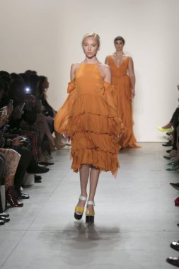 Bir modeli pist Leanne Marshall defile için New York moda hafta bahar yaz 2018 ışıklık Studios Clarkson Square New York'ta 10 Eylül 2017 Tarih boyunca yürür