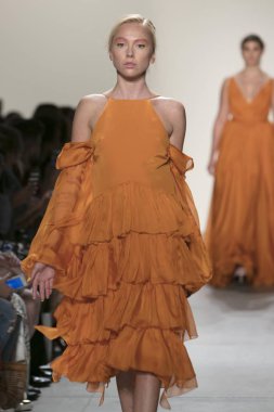 Bir modeli pist Leanne Marshall defile için New York moda hafta bahar yaz 2018 ışıklık Studios Clarkson Square New York'ta 10 Eylül 2017 Tarih boyunca yürür