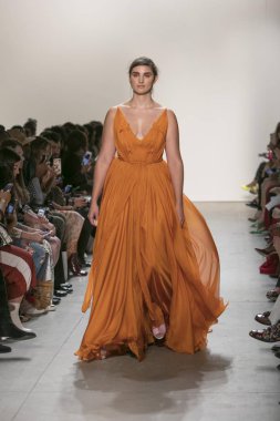 Bir modeli pist Leanne Marshall defile için New York moda hafta bahar yaz 2018 ışıklık Studios Clarkson Square New York'ta 10 Eylül 2017 Tarih boyunca yürür