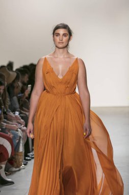 Bir modeli pist Leanne Marshall defile için New York moda hafta bahar yaz 2018 ışıklık Studios Clarkson Square New York'ta 10 Eylül 2017 Tarih boyunca yürür