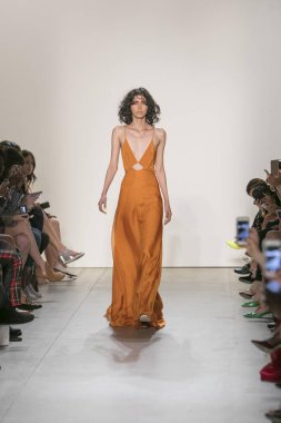 Bir modeli pist Leanne Marshall defile için New York moda hafta bahar yaz 2018 ışıklık Studios Clarkson Square New York'ta 10 Eylül 2017 Tarih boyunca yürür