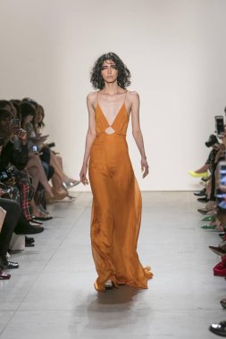 Bir modeli pist Leanne Marshall defile için New York moda hafta bahar yaz 2018 ışıklık Studios Clarkson Square New York'ta 10 Eylül 2017 Tarih boyunca yürür