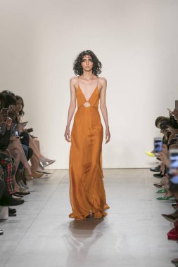 Bir modeli pist Leanne Marshall defile için New York moda hafta bahar yaz 2018 ışıklık Studios Clarkson Square New York'ta 10 Eylül 2017 Tarih boyunca yürür