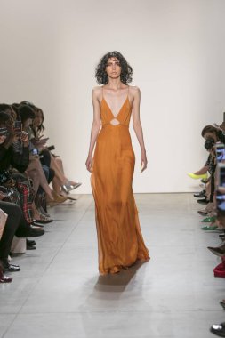Bir modeli pist Leanne Marshall defile için New York moda hafta bahar yaz 2018 ışıklık Studios Clarkson Square New York'ta 10 Eylül 2017 Tarih boyunca yürür