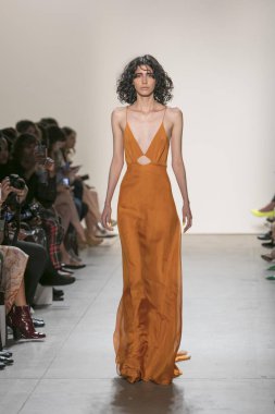 Bir modeli pist Leanne Marshall defile için New York moda hafta bahar yaz 2018 ışıklık Studios Clarkson Square New York'ta 10 Eylül 2017 Tarih boyunca yürür