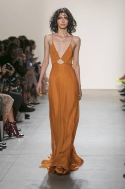 Bir modeli pist Leanne Marshall defile için New York moda hafta bahar yaz 2018 ışıklık Studios Clarkson Square New York'ta 10 Eylül 2017 Tarih boyunca yürür