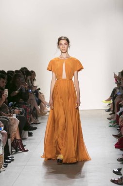 Bir modeli pist Leanne Marshall defile için New York moda hafta bahar yaz 2018 ışıklık Studios Clarkson Square New York'ta 10 Eylül 2017 Tarih boyunca yürür