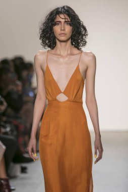 Bir modeli pist Leanne Marshall defile için New York moda hafta bahar yaz 2018 ışıklık Studios Clarkson Square New York'ta 10 Eylül 2017 Tarih boyunca yürür