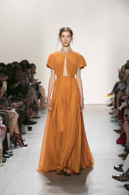 Bir modeli pist Leanne Marshall defile için New York moda hafta bahar yaz 2018 ışıklık Studios Clarkson Square New York'ta 10 Eylül 2017 Tarih boyunca yürür